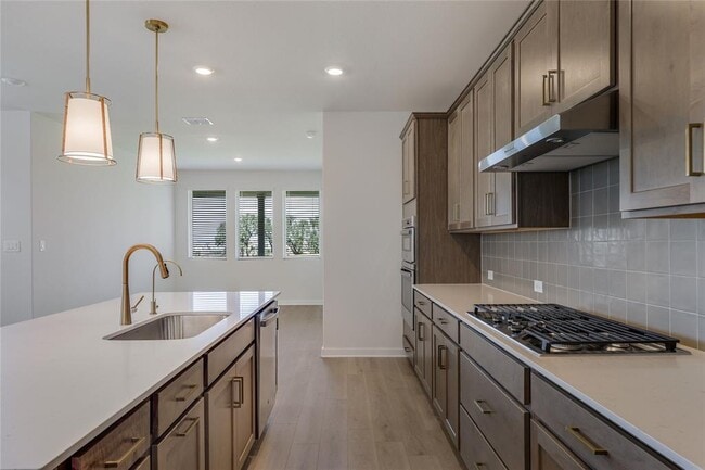 Building Photo - 261 Crater Lk Dr