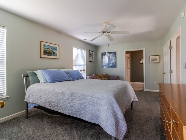 Building Photo - YEAR ROUND RENTAL- FURNISHED - 3 BEDROOM CONDO - WOODS COVE