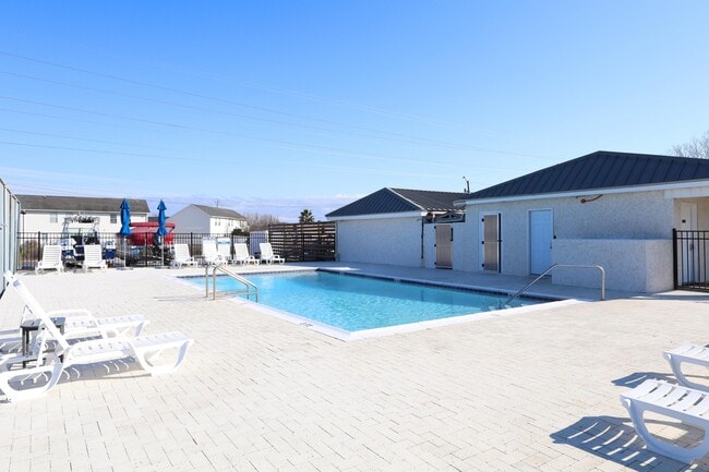 Building Photo - 4000 Gulf Terrace Dr