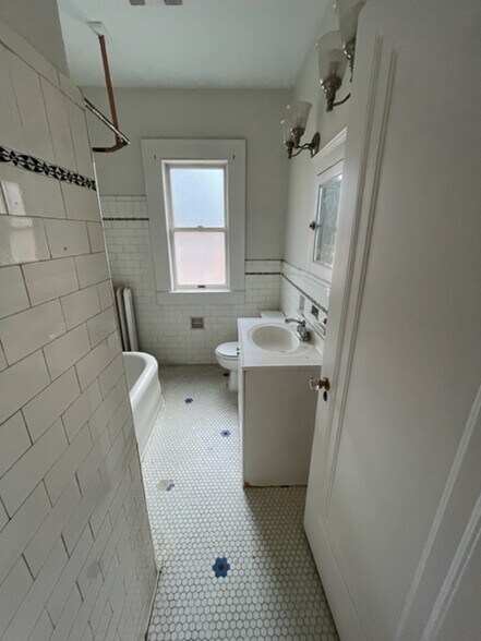 Building Photo - 1409 Somerset Ave