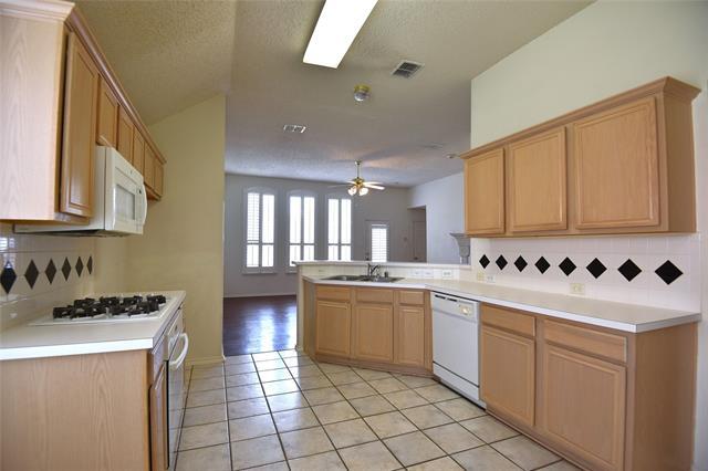 Building Photo - 9700 Summer Dr