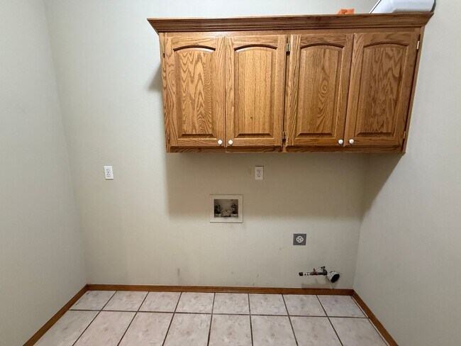 Building Photo - Right On The Green- 3 Bedroom Updated Home on Battle Creek