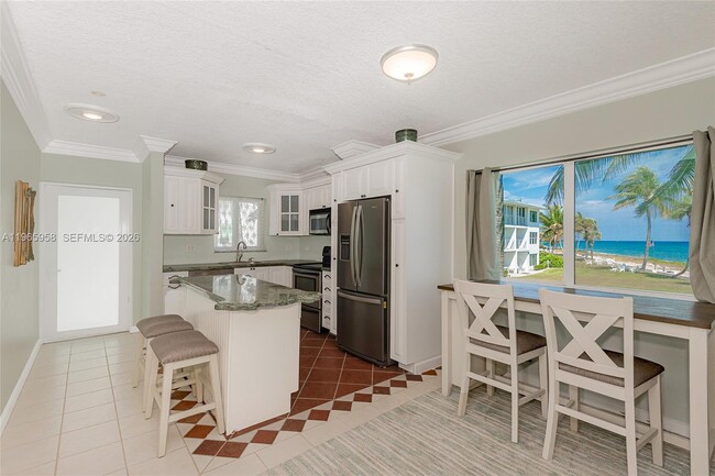 Building Photo - 1041 Hillsboro Mile