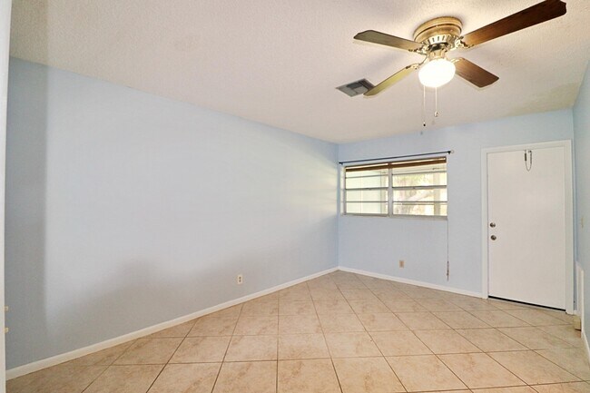 Building Photo - 831 Timberview Dr