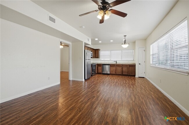 Building Photo - 302 W San Antonio St