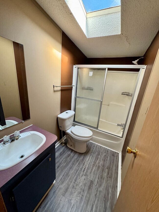 Building Photo - AVAILABLE TO SHOW!