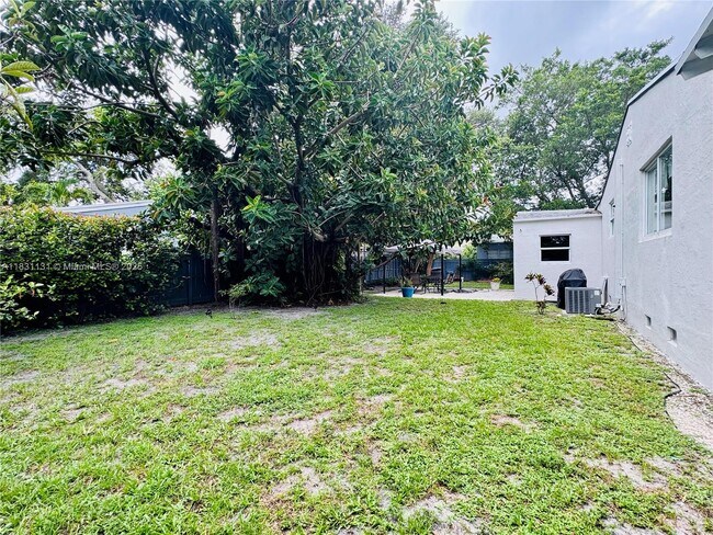 Building Photo - 920 N 26th Ave