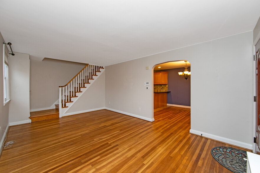 Building Photo - 204 Greenbriar Ln