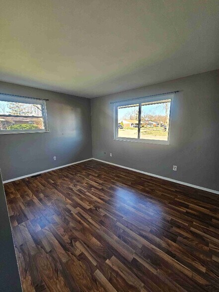 Building Photo - 5 Willow Dr