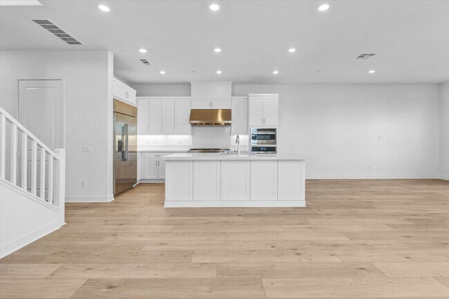 Building Photo - Large Modern Town Home with Oversize Backyard Guarded Luxury Neighborhood