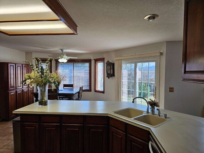 Building Photo - 5 Bedroom/ 4 Bath Two-Story in Governors Place