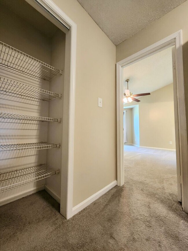 Building Photo - End Unit Townhouse in Chimny Hill