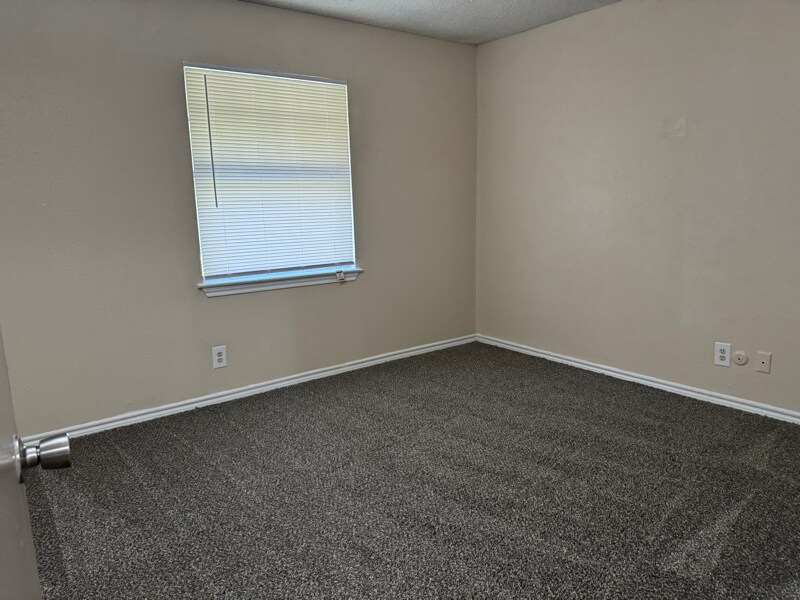 Building Photo - 1379 Sylvan Dr