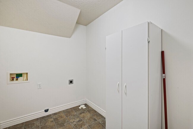Building Photo - 4bed, 2.5bath, 2,085sq.ft. home in Creeksi...