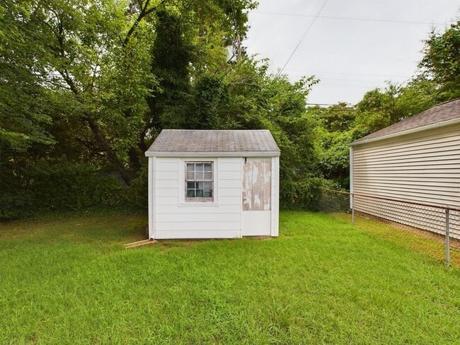 Building Photo - 3005 Putney Rd