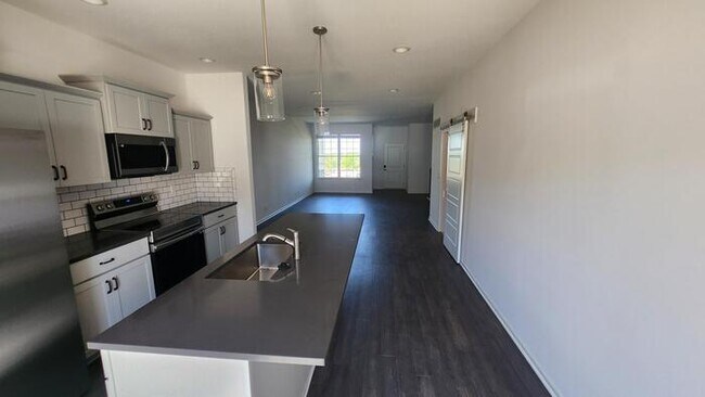 Building Photo - Newly constructed Maintenance provided 3 bed 2.5 bath