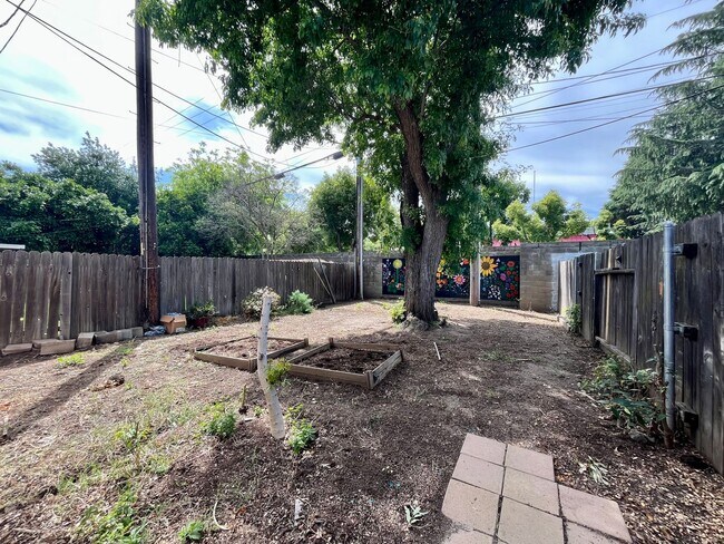 Building Photo - 1707-1709 Madrone Avenue