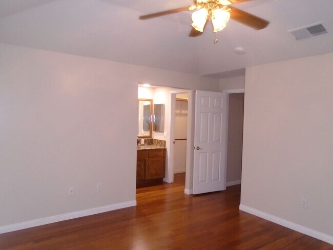 Building Photo - 10314 Iroquois Ln