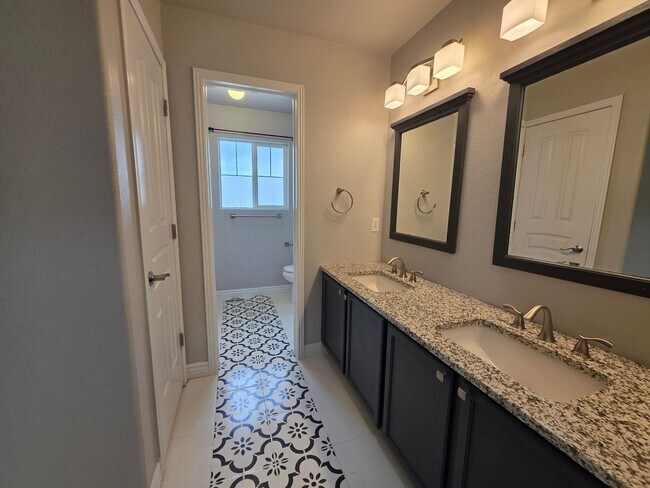 Building Photo - Stunning 3 Bed 3 Bath Home Near Stetson Hills!!