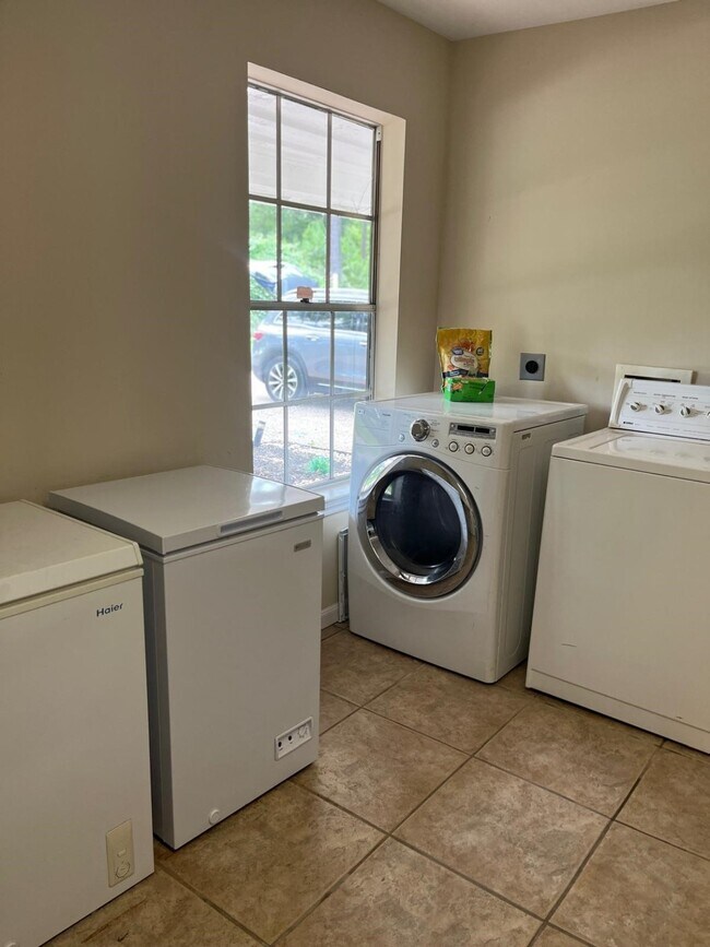 Building Photo - 8402 Matthews Ln