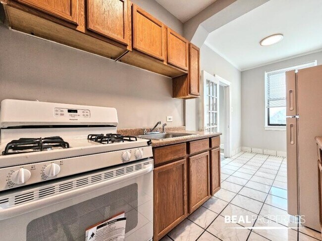 Building Photo - 1 bedroom in CHICAGO IL 60625