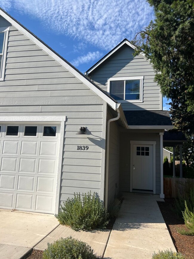 Building Photo - Gorgeous SW Medford - newer construction |...