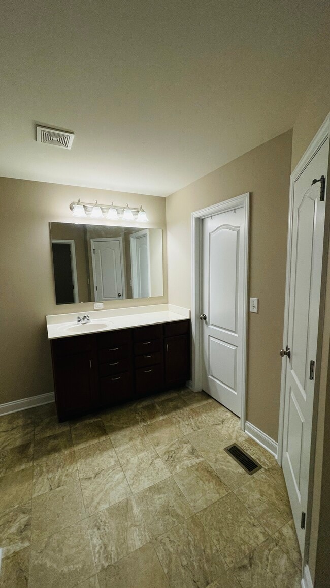 Building Photo - 16300 Brookfield View Ct