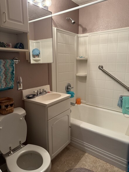 bath #2 - 420 S 19th St