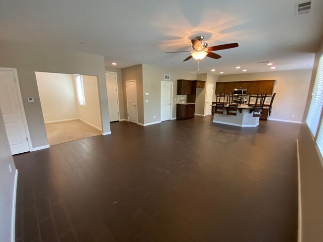 Building Photo - NW Visalia Home Available now, October SPE...