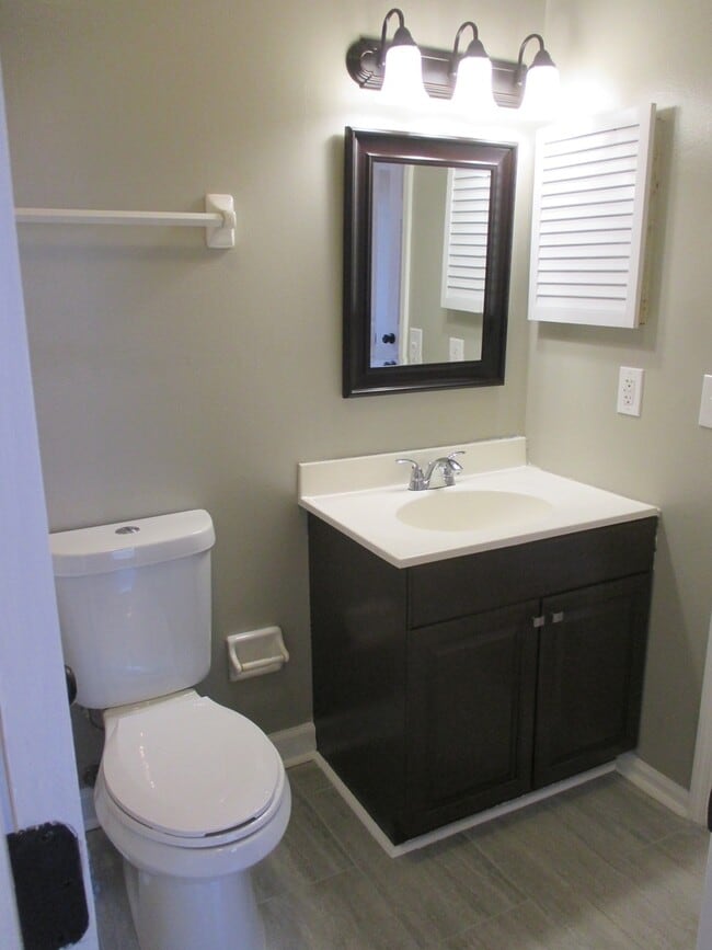 Building Photo - Large 2/1.5 Townhouse Minutes From FSU...Available August 15, 2026.