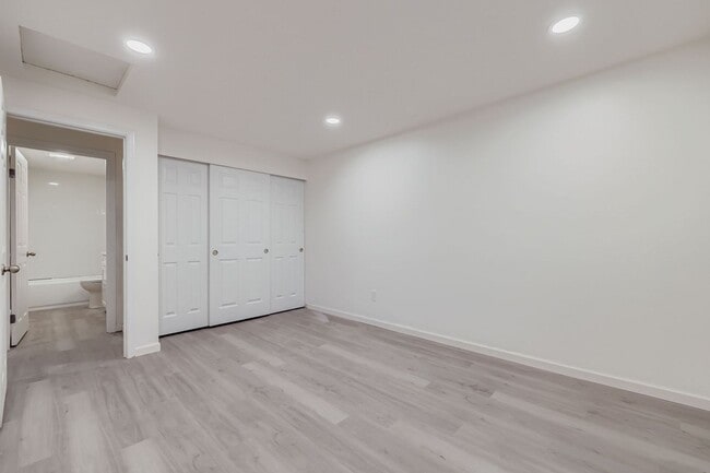 Building Photo - Beautiful 2Bed/1.75Bath in an Exclusive Community in the heart of Kirkland!