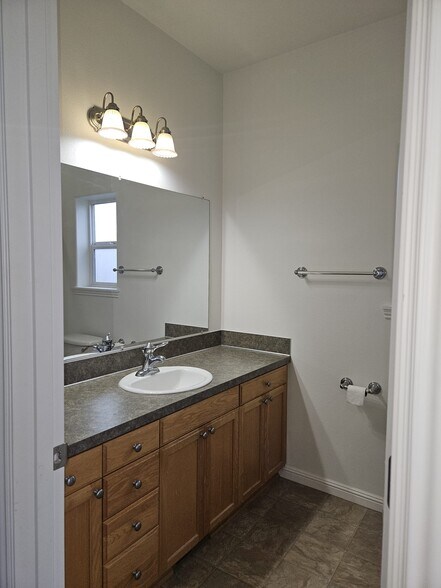 Master Bath - 528 Fenton Ave