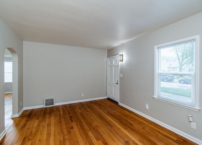 Building Photo - Rare home available for rent in Eken park!