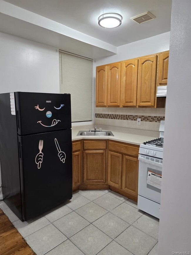 Building Photo - 400 Crescent St.