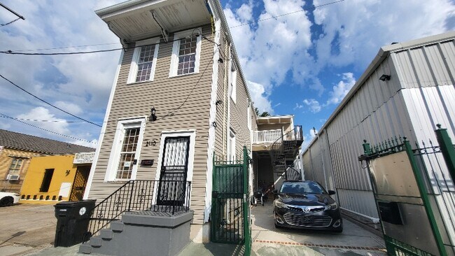 Building Photo - 2130 Simon Bolivar Ave