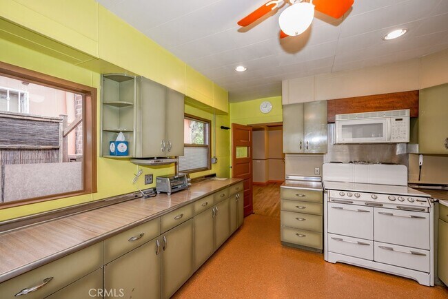 Building Photo - 1243 Yosemite Dr