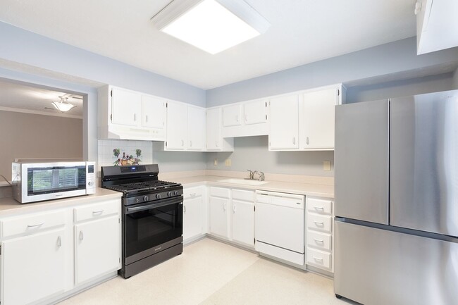 Building Photo - Two-Story Townhome Quiet Neighborhood w/ G...