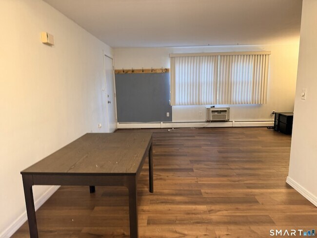 Building Photo - 5 Grandview Dr