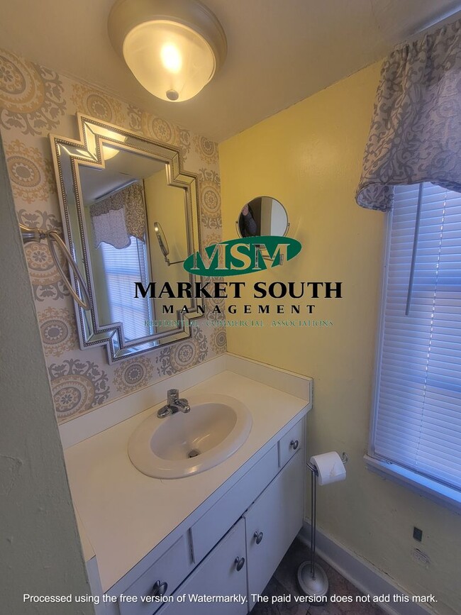 Building Photo - *REDUCED!* BEAUTIFUL JONES STREET APARTMENT