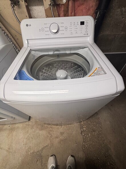 Building Photo - 620 S Rowley St