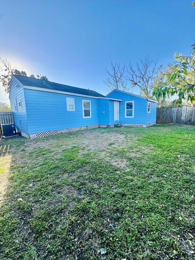 Building Photo - New Rental! Updated 2-bedroom located in a Southside Neighborhood!