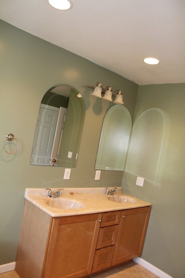 Building Photo - 4 Bed 3.5 Bath with a Inground Pool