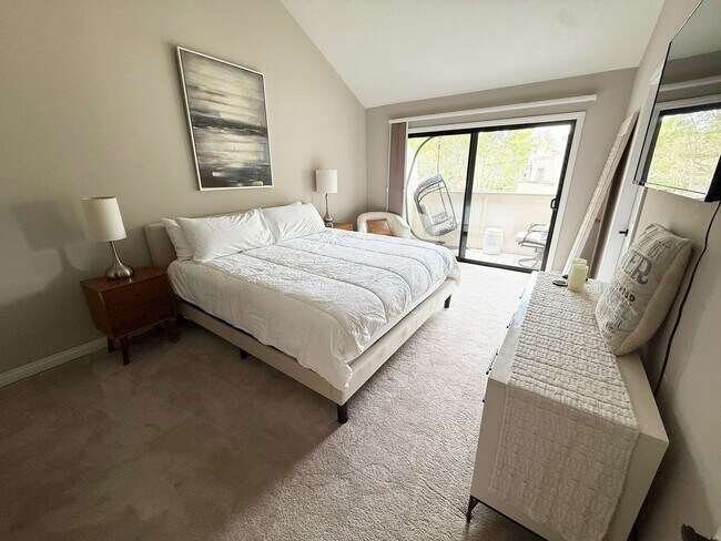 Building Photo - Beautifully Furnished 2 Bed/2.5 Bath Townhome in the Desirable Woodlands of La Jolla