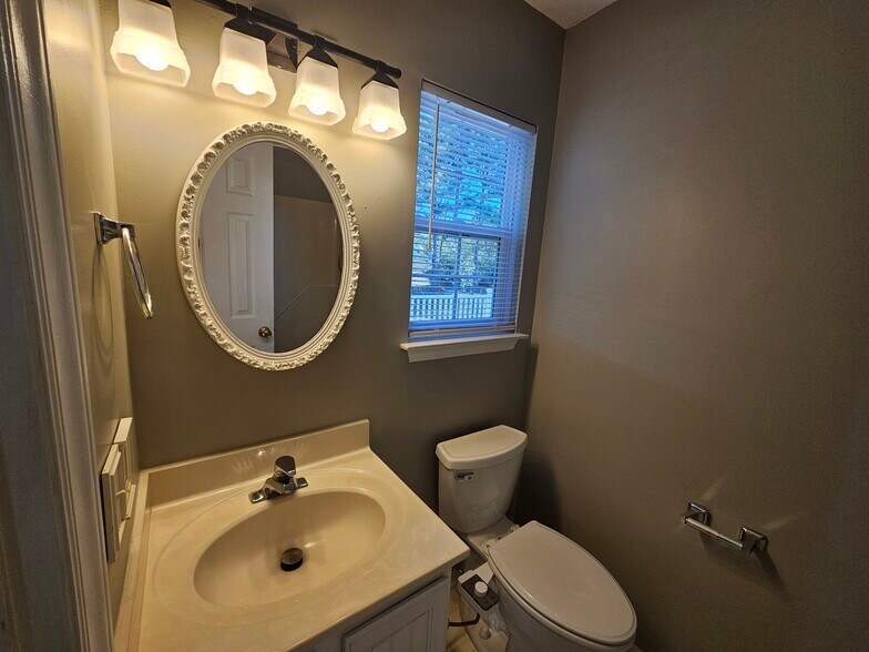 Building Photo - 210 Hepworth Way