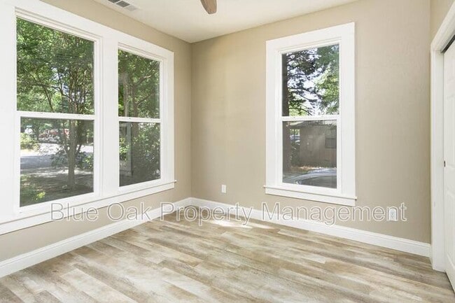 Building Photo - 1507 W 5th St