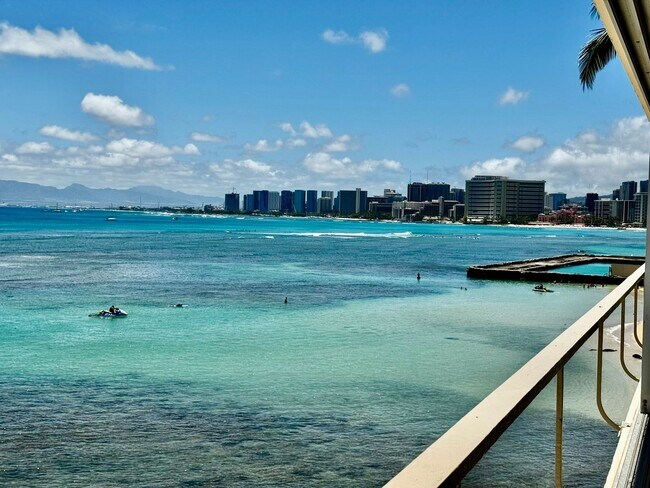 Building Photo - 1/1/1 Oceanfront Living at the Colony Surf on the Gold Coast!