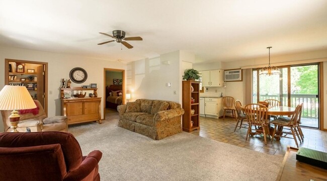 Building Photo - 1135 Manor Dr