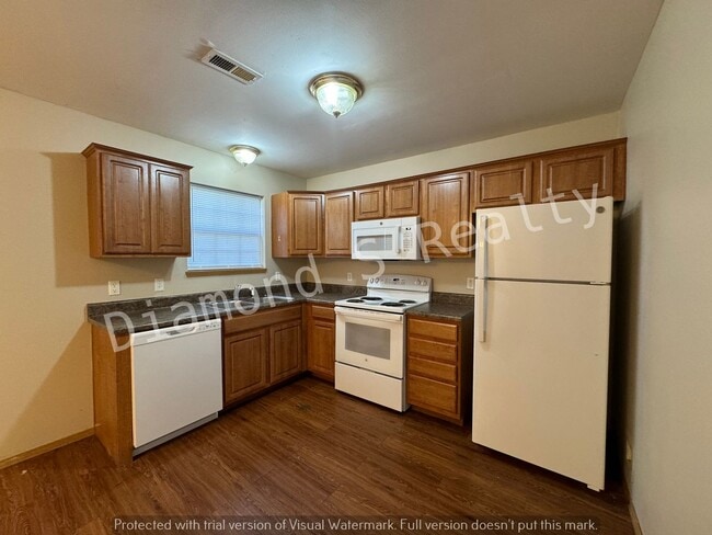 Building Photo - 3 Bedroom Home Located Near Mercy!