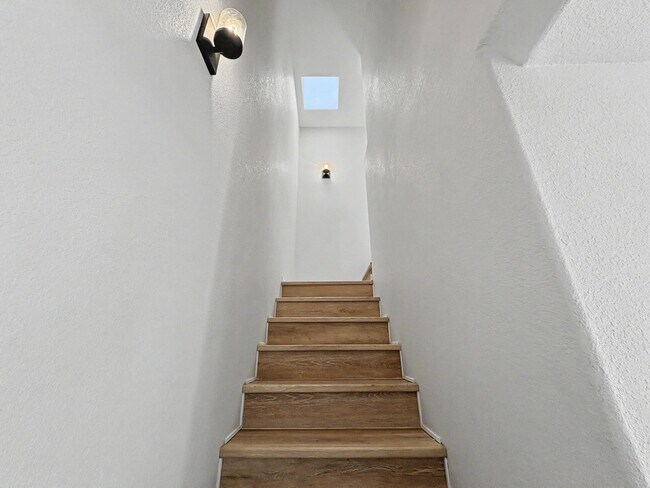 Building Photo - 6501 San Antonio Dr NE