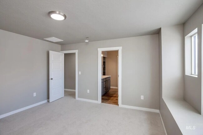 Building Photo - 336 S Calf Crk Ave